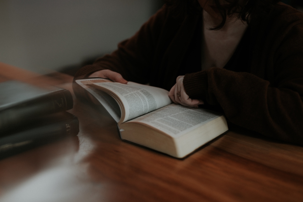 小説を読む女性